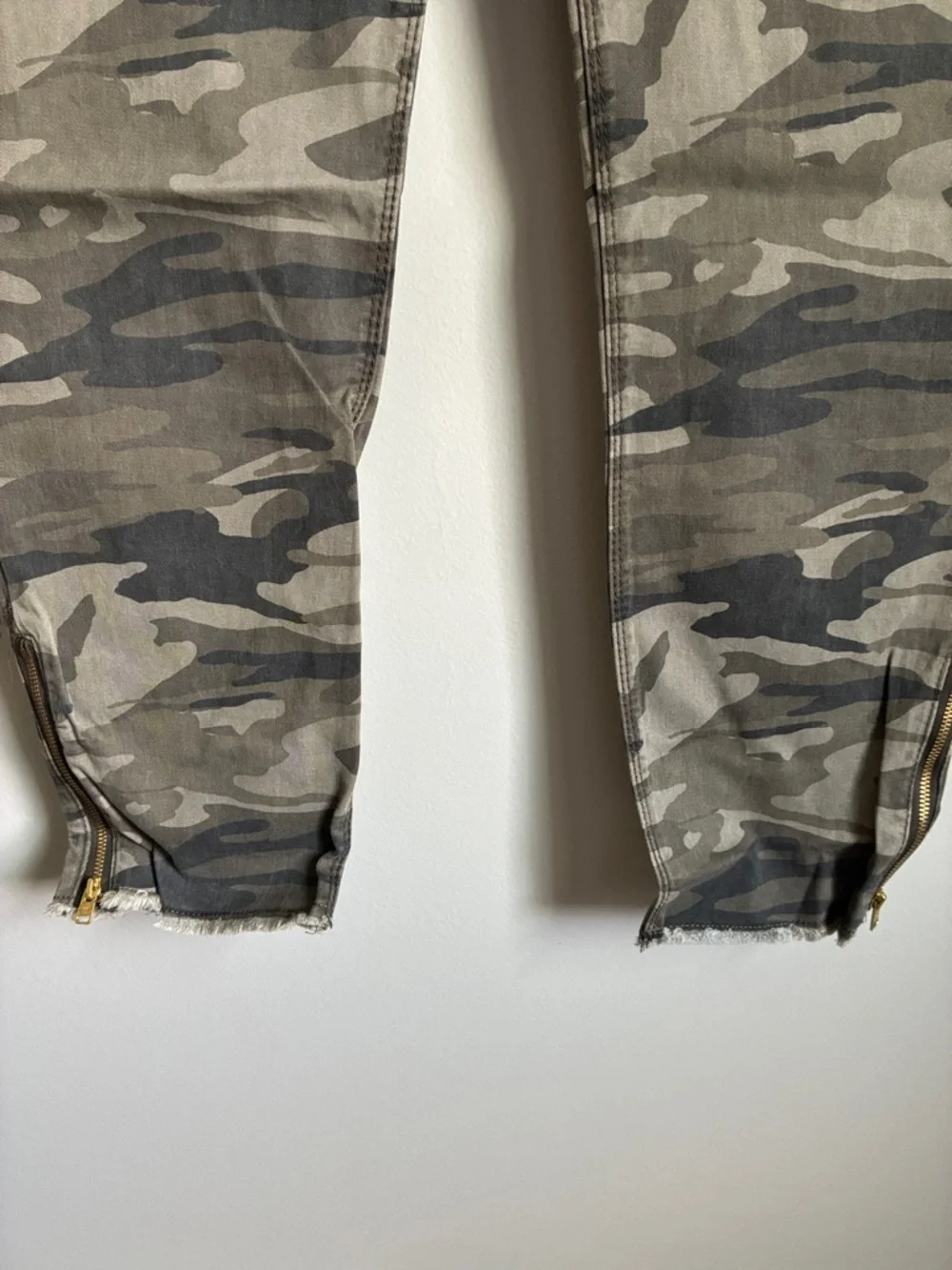 Express Women’s Ankle Legging Camo Jeans - Picture 3 of 5